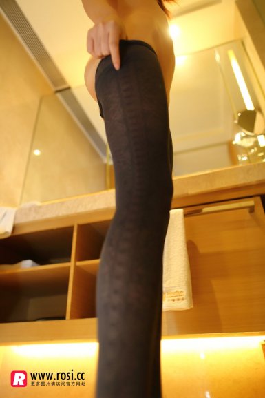 【半岛体育入口】“三八”妇女节致敬城市美容师,奥买家为环卫工送上护手霜和鲜花(图2) 半岛体育app下载